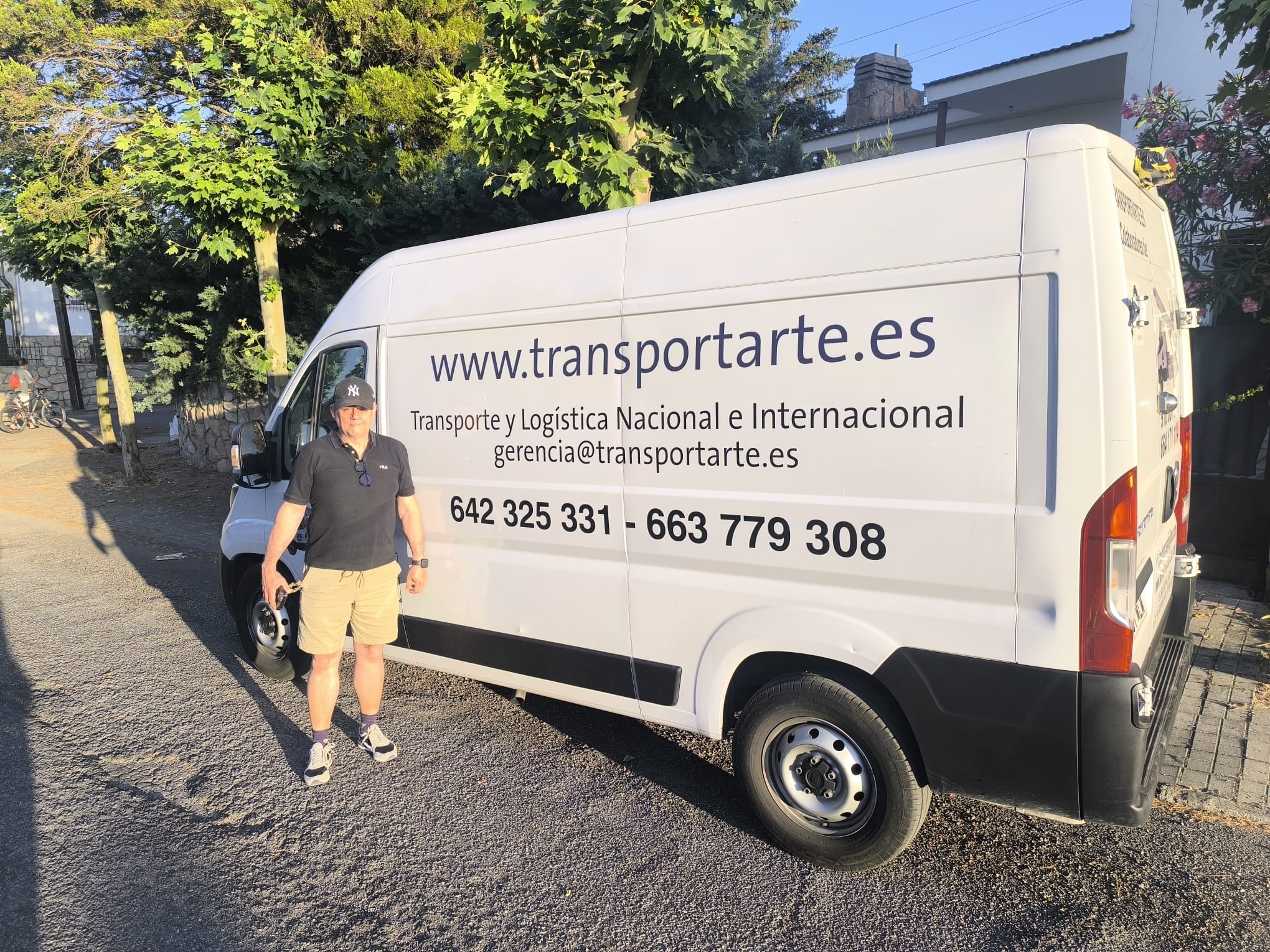 Los 7 errores más caros al comprar una furgoneta de segunda mano Furgoneta Fiat Ducato con rotulación de Transportarte.es, empresa de transporte y logística nacional e internacional