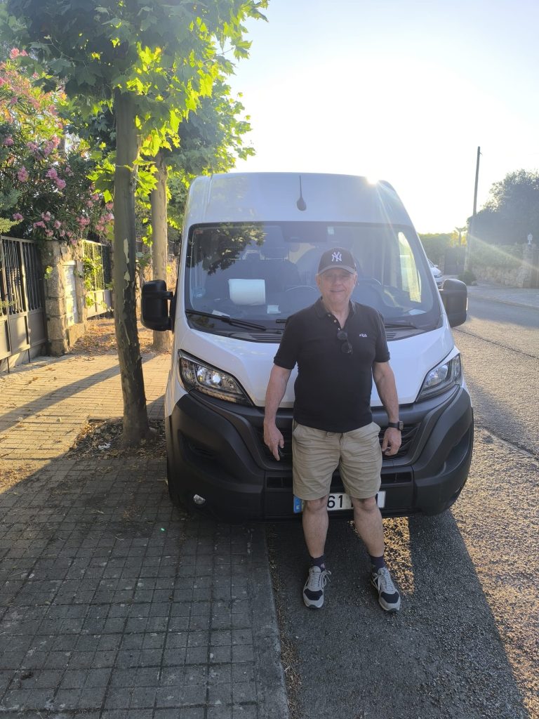 Los 7 errores más caros al comprar una furgoneta de segunda mano Francisco Santos, fundador de El Mundo del Furgón, junto a una furgoneta Fiat Ducato blanca