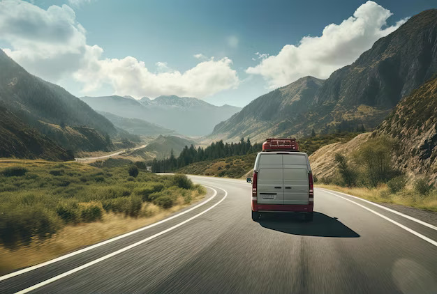 El 1 de julio cambian las reglas para tu furgoneta en rutas internacionales Furgoneta conduciendo por carretera de montaña